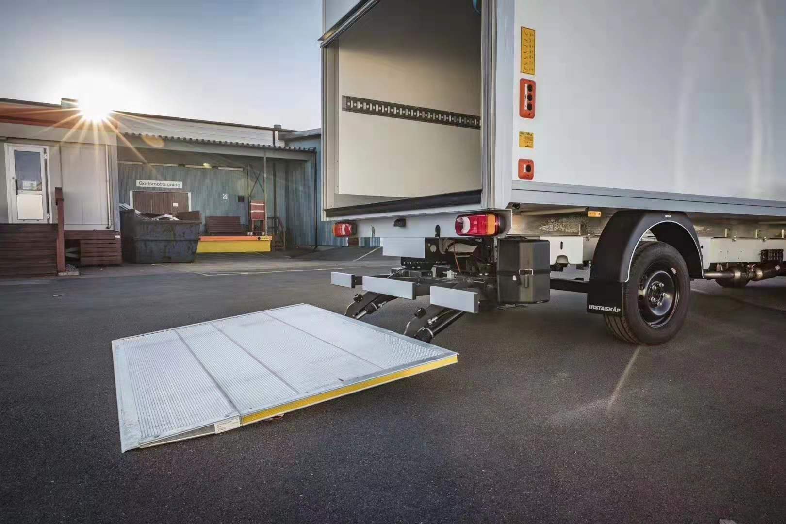 滑動折疊式汽(qì)車尾闆