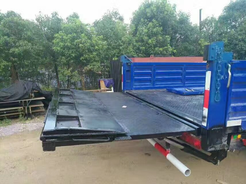 折疊(die)式汽車尾闆