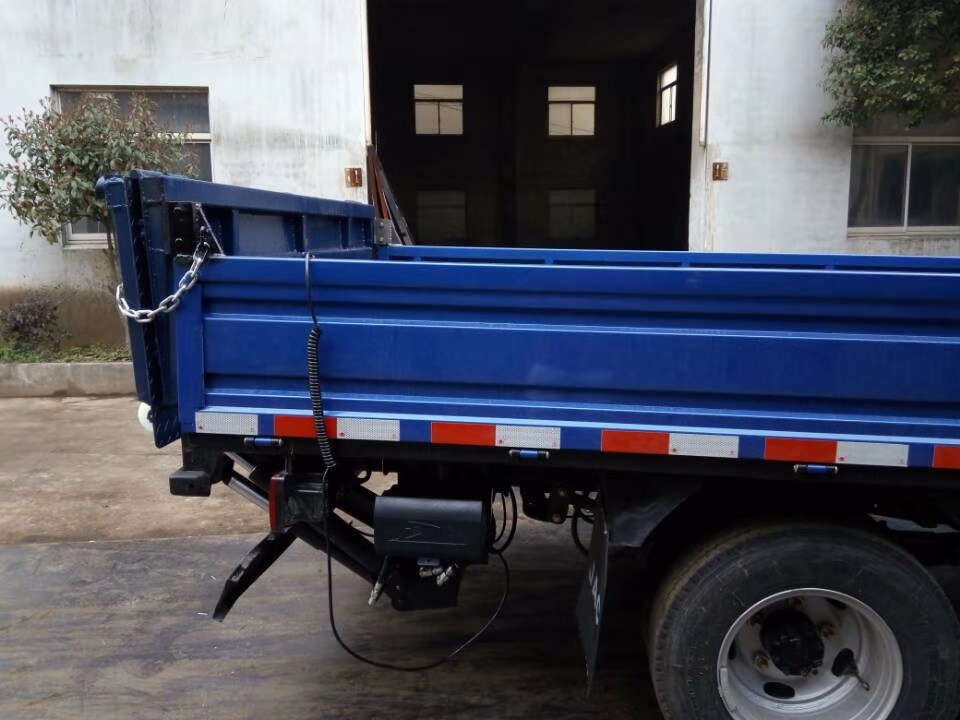 折(shé)疊式汽車尾闆(pan)