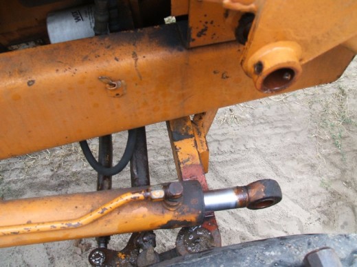 裝載機活(huó)塞杆的拆卸步(bu)驟在木塊上支(zhī)撐圖