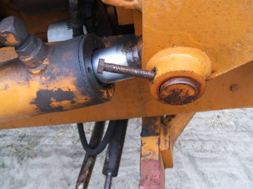 裝載(zǎi)機活塞杆的拆(chāi)卸步驟斷開兩(liang)端連接圖